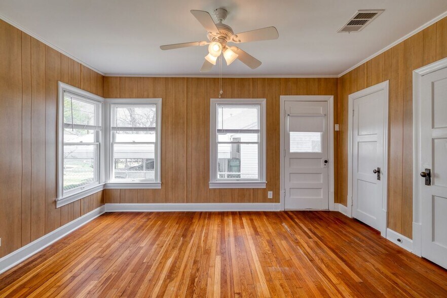 Building Photo - 710 N Ave H