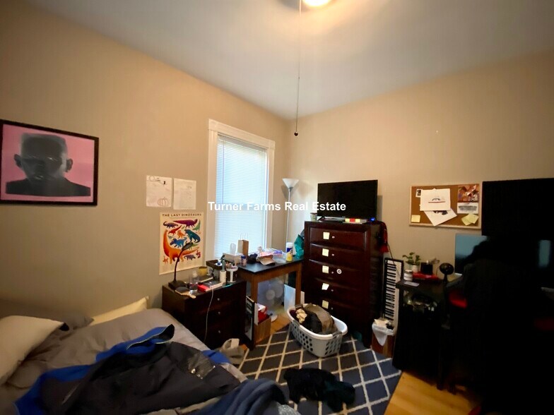 Building Photo - 13 Sachem St