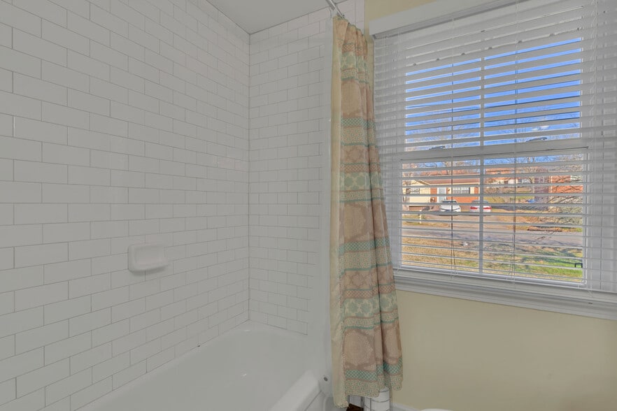 Building Photo - 3365 Hospital Ln