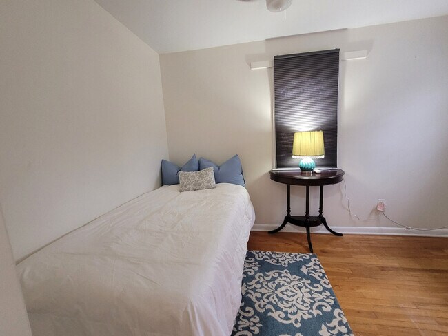 Building Photo - 2017 Woodford Rd