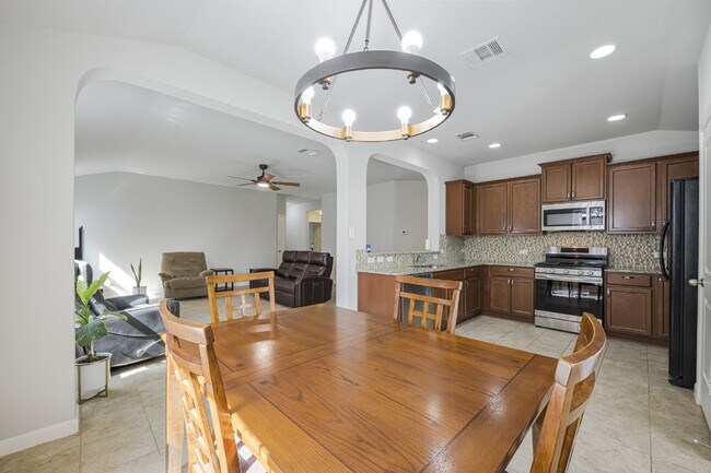 Building Photo - Charming 3-Bedroom with 2 Baths Cottonwood...