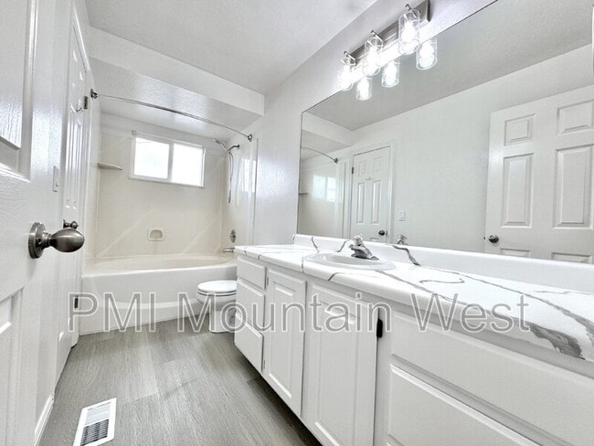 Building Photo - 49 S 200 W