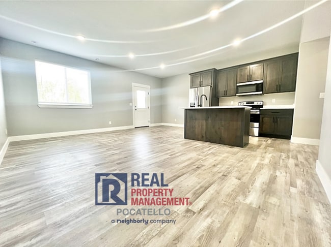 Building Photo - 3 Bedroom 2.5 Bathroom Town Home - 1 Car Garage - Small dog allowed