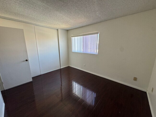 Building Photo - 2 bed - 1.5 bath townhouse