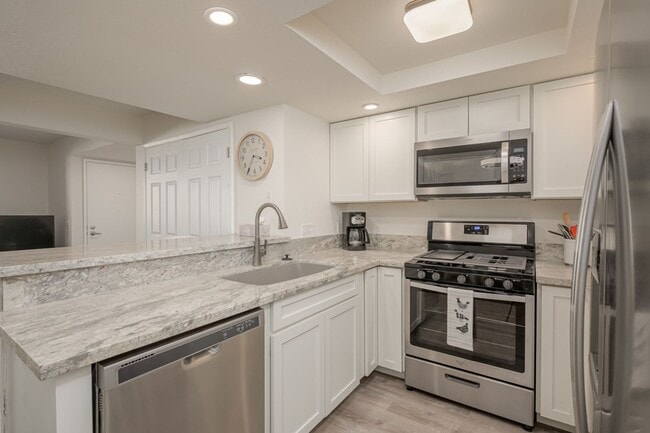 Building Photo - NEWLY REMODELED  FURNISHED BOTTOM FLOOR CONDO