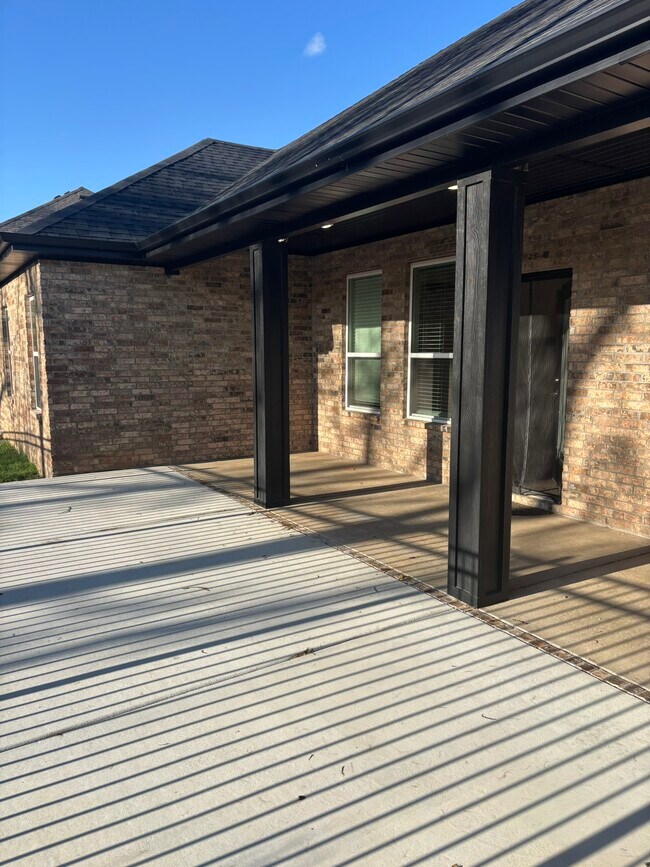 Building Photo - 3812 SW Pinecrest Dr