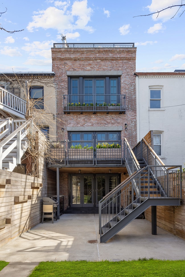 Building Photo - 165 Coffey St