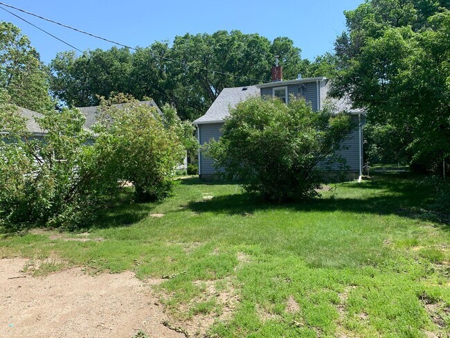 Building Photo - 4 Bedroom Near NDSU!!