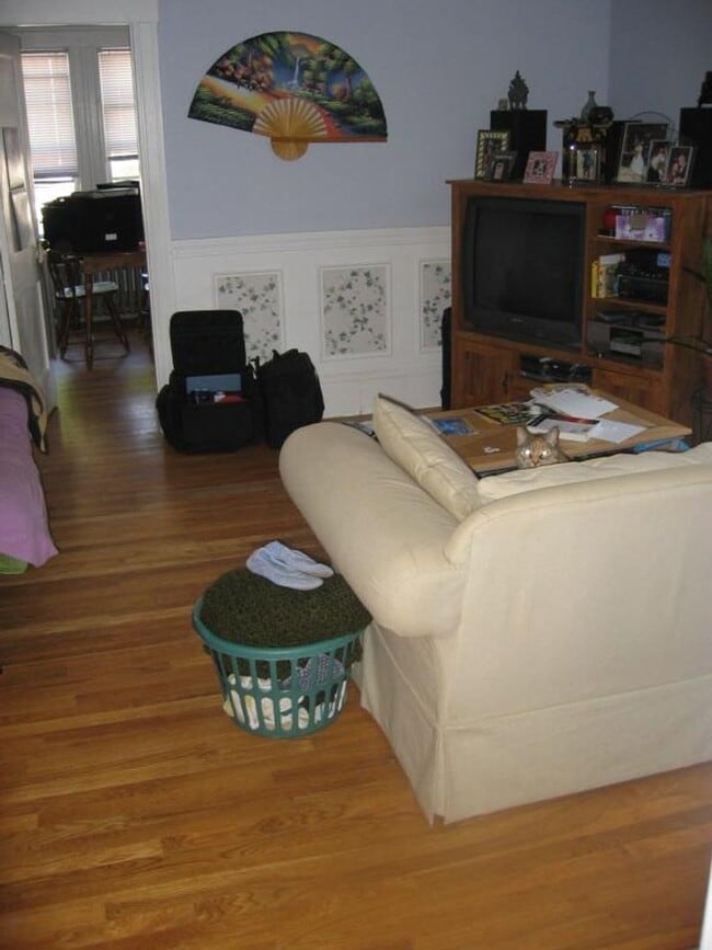 Building Photo - Pes Friendly, Large Unit, Laundry on a Site, Parking for Rent