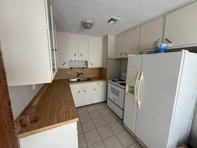 Building Photo - 3 bed 1 bath 2 car, indoor laundry and new...