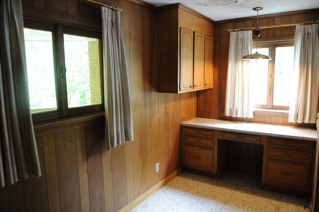 Building Photo - 5755 Doncaster Dr