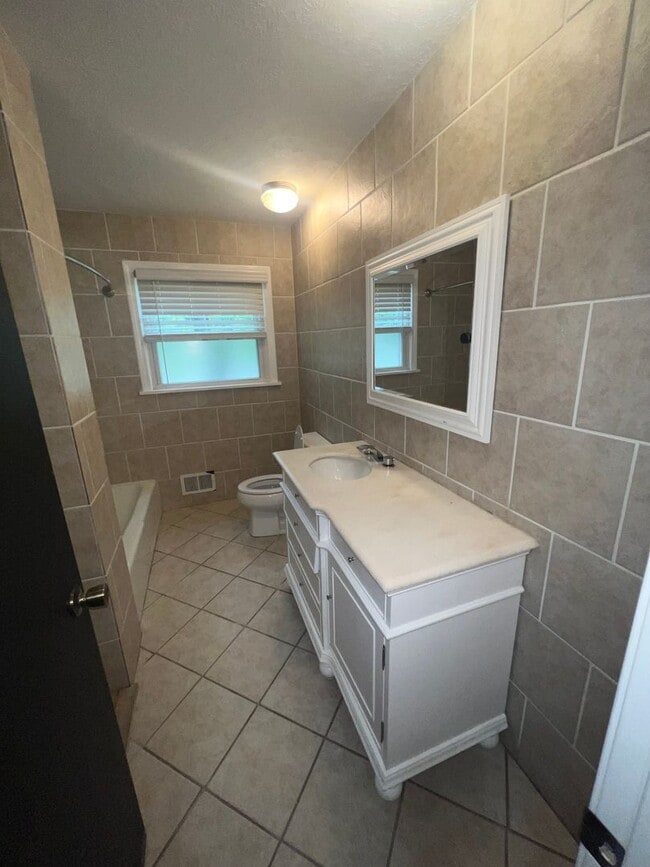 Building Photo - 4 Bedroom, 1.5 Bathroom House