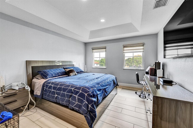 Building Photo - 150 Jacaranda Country Club Dr