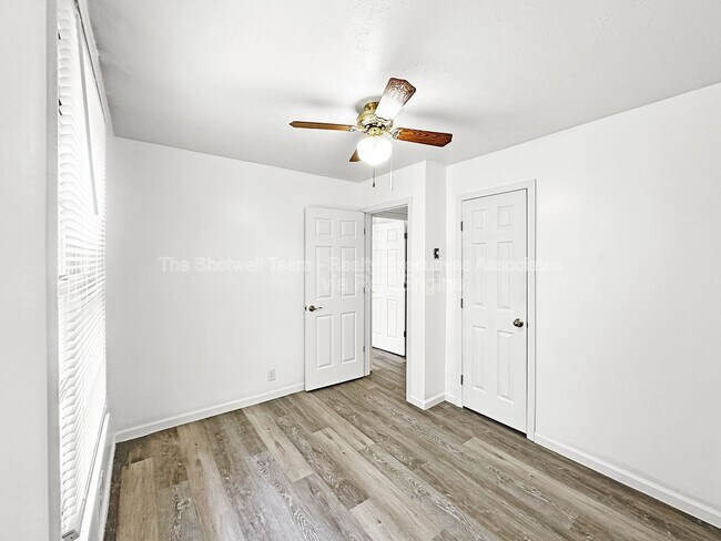 Building Photo - 1704 Lenland Ave