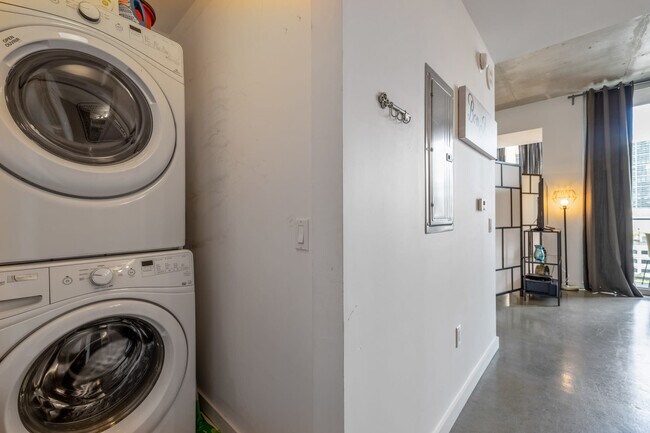 Building Photo - 165 SE 1st St