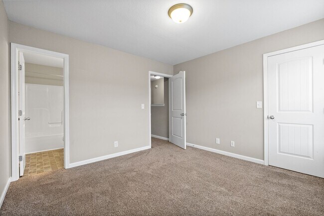 Building Photo - Updated Townhome near Tennova Hospital