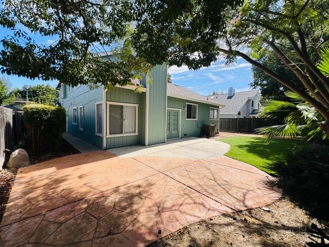 Building Photo - Spacious and Sparkling with New Paint 3 be...