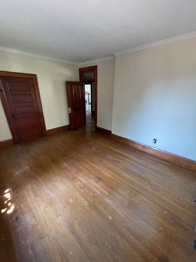 Building Photo - Large Brick 7 bedroom home.