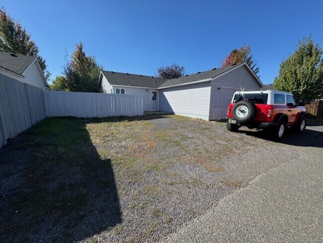 Building Photo - Single level home SE Bend