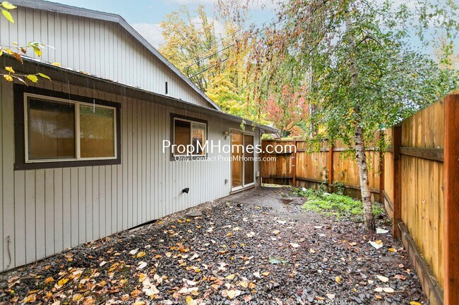 Building Photo - Updated Three Bedroom Duplex in the Heart of Oregon City!