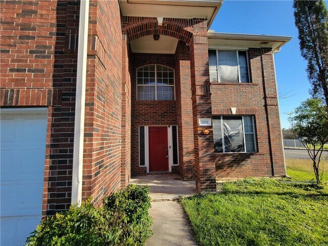 Primary Photo - 1001 Acanthus St