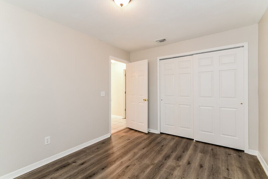 Building Photo - 724 Iowa Woods Cir E