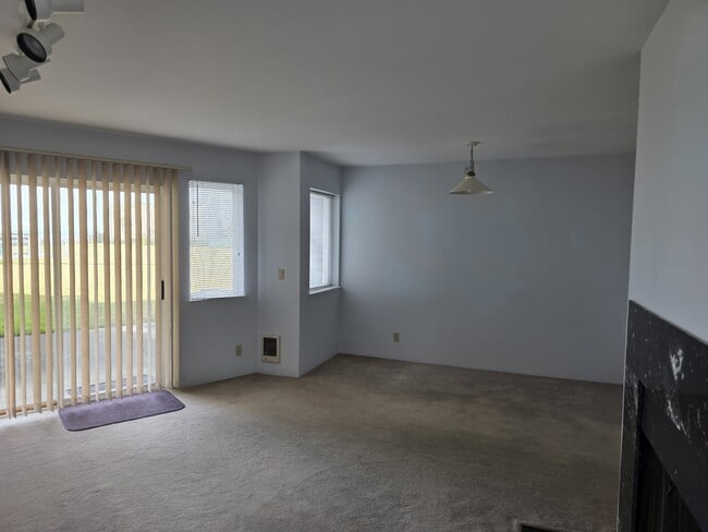 Building Photo - 1728 Edwards Dr