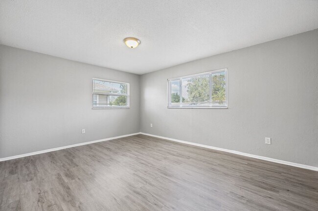 Building Photo - Beautifully renovated 4bdrm/2bath home wit...