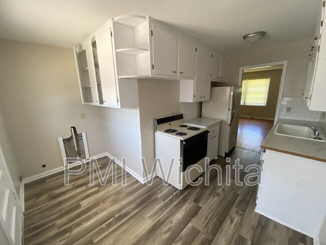 Building Photo - 889 S Hillcrest St