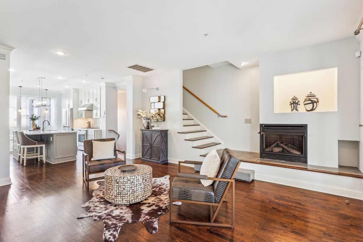 Building Photo - 337 W 7th St