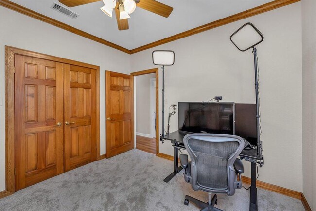 Building Photo - 927 Blue Spring Cir