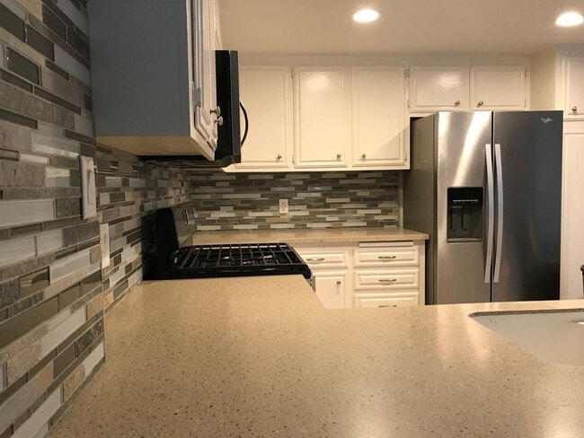 Building Photo - Spacious and Ready to Enjoy in Green Brier! A gated community.