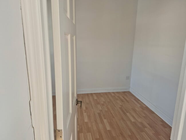 Building Photo - 807 Sarah St