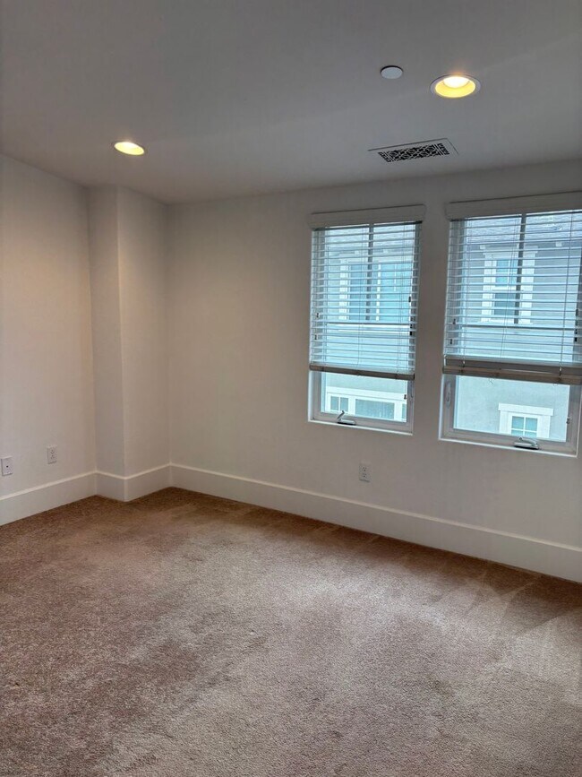 Building Photo - Pet Friendly 4 bed 3.5 bath home *AVAILABL...