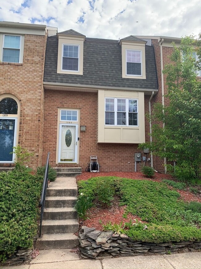 Primary Photo - Gorgeous 3 BR/2 Full BA & 2 Half BA Waterf...