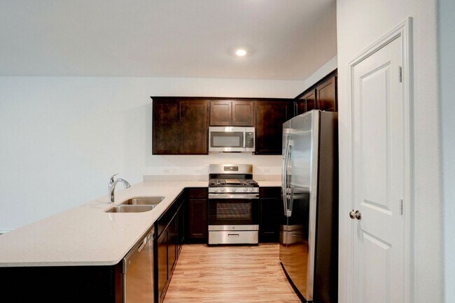 Building Photo - 484 Gabbro Gdns