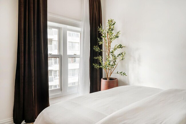 Building Photo - 10 5th Ave