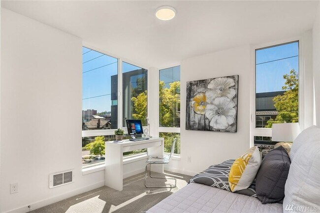 Building Photo - 1112 13th Ave