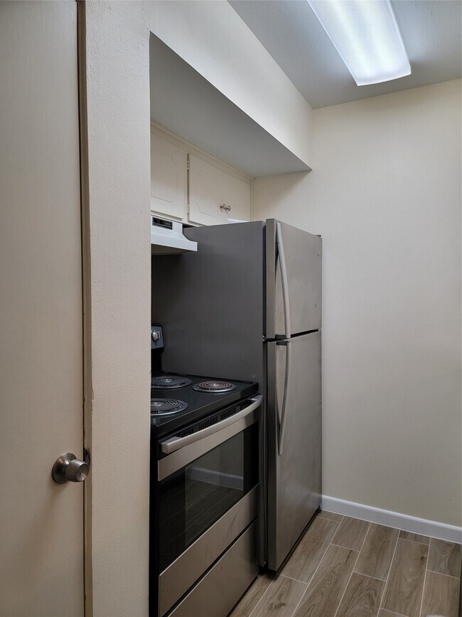 Building Photo - 2101 Fountain View Dr