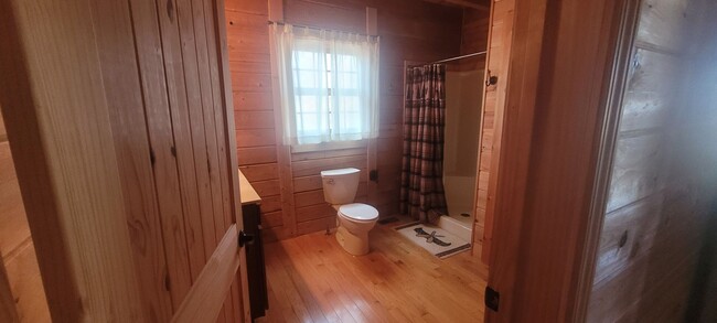 Building Photo - 2 bedroom 1 bath fully furnished log cabin...