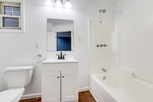 Building Photo - Available NOW - Spacious 6 Bedroom, 2 FULL Bath Home Located in South Side Slopes!