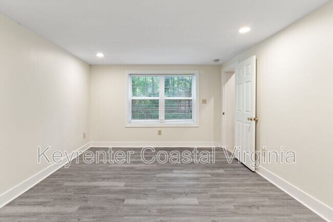 Building Photo - 40 Normandy Ln