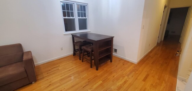 Dining set - 510 Bedford Ave