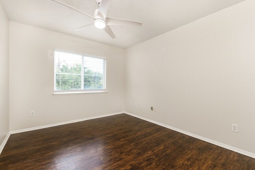 Building Photo - 1231 Heather Lake Dr