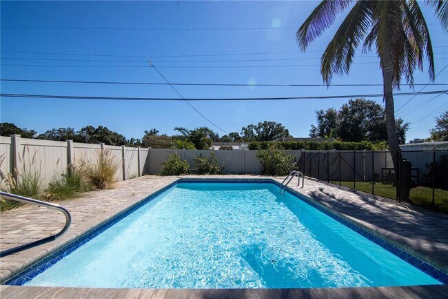 Building Photo - 600 43rd Ave NE