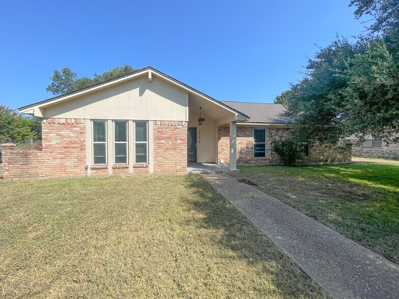 Building Photo - 312 Cedarwood Ln