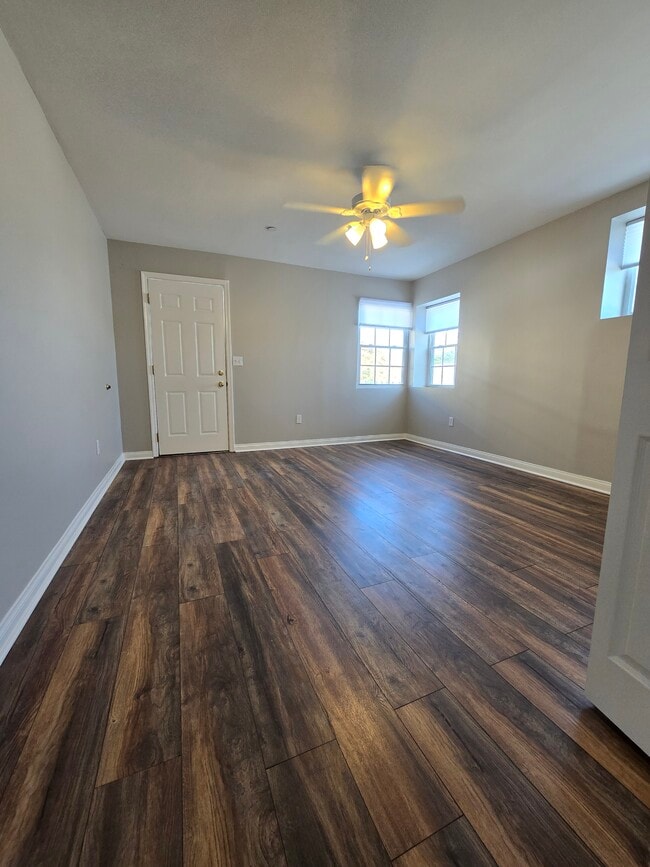 Building Photo - 833 Skyland Dr