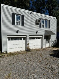 Building Photo - TWO BEDROOM 2nd Floor Rear Apartment in Pa...