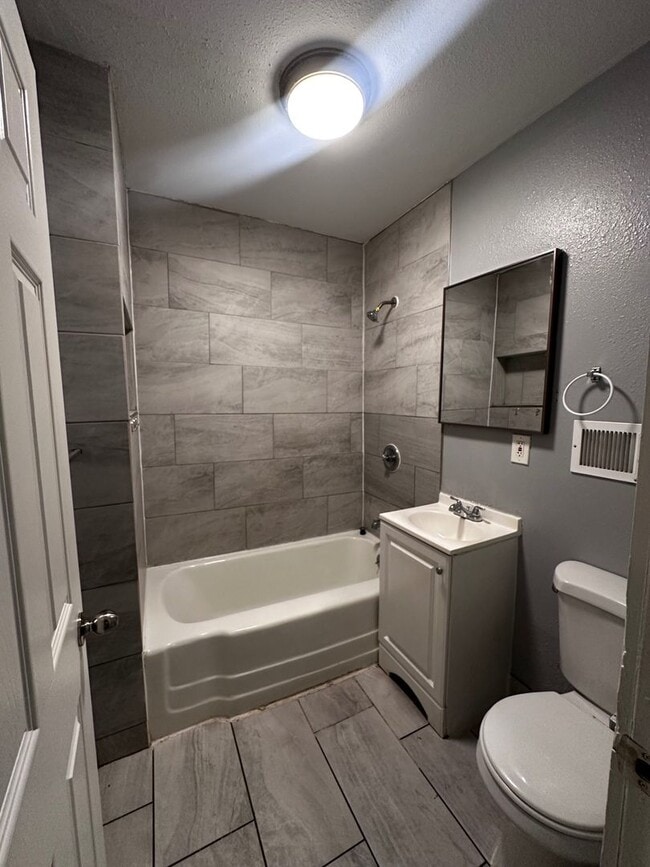 Building Photo - Beautifully Refreshed Three-Bedroom Single-Family Home in Park West
