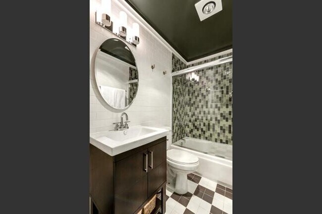 Building Photo - One of Kind Downtown Kirkland Strip 1bd 1bath Condo!